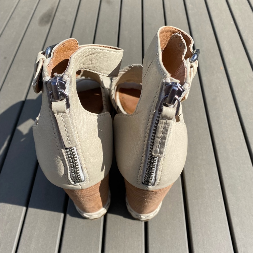 Frye Brielle Back-Zip Sandals - Picture 6 of 11